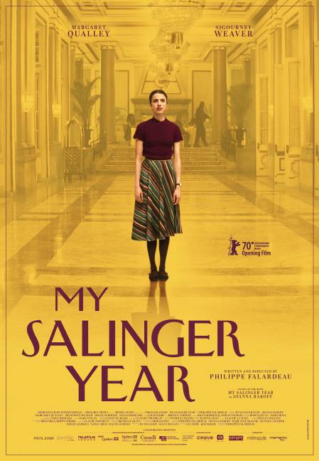 Affiche du film My Salinger Year - l'actrice se tient debout, seule, dans le hall d'un luxueux hôtel, sur un fond jaune