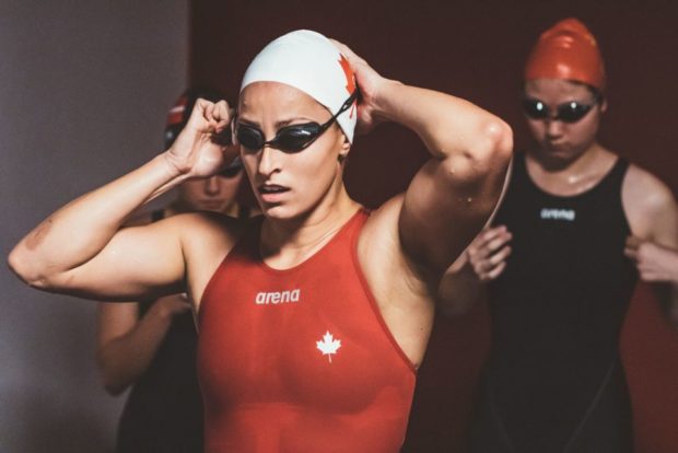 Photo de la nageuse Katerine Savard ajustant ses lunettes de natation dans le film "Nadia, Butterfly" de Pascal Plante