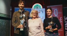 Photo de Pascal Plante (g.) et Raquel Sancinetti (d.), récipiendaires du Prix collégial du cinéma québécois 2024, catégories long métrage et court métrage. Au centre, la marraine du PCCQ, Micheline Lanctôt. (Photo Myriam Baril-Tessier)