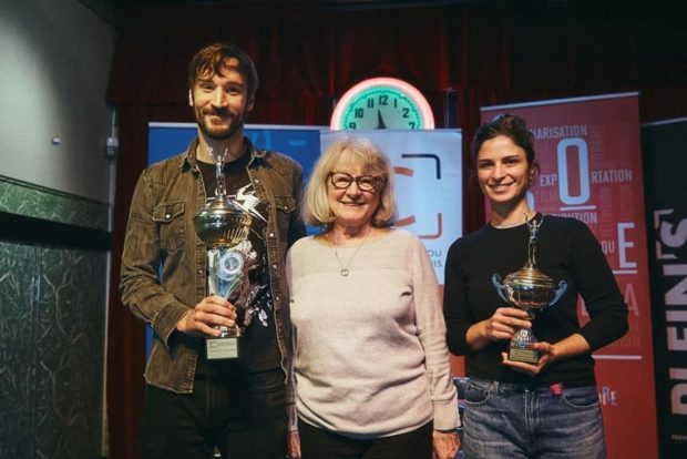 Photo de Pascal Plante (g.) et Raquel Sancinetti (d.), récipiendaires du Prix collégial du cinéma québécois 2024, catégories long métrage et court métrage. Au centre, la marraine du PCCQ, Micheline Lanctôt. (Photo Myriam Baril-Tessier)