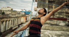 Image de Yonah Acosta Gonzalez dans "Sin La Habana" (le jeune homme est sur un toit de Cuba en train de danser)