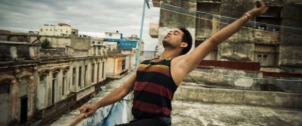 Image de Yonah Acosta Gonzalez dans "Sin La Habana" (le jeune homme est sur un toit de Cuba en train de danser)