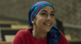 Visage souriant de la jeune actrice Nour Belkhiria dans le film Une révision de Catherine Therrien