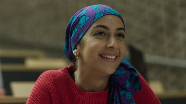 Visage souriant de la jeune actrice Nour Belkhiria dans le film Une révision de Catherine Therrien