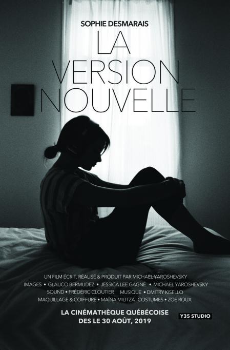 La version nouvelle - Affiche officielle sur laquelle Sophie Desmarais est assise sur son lit, les genux repliés