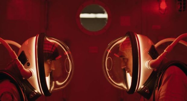 Image extraite du film Viking de Stéphane Lafleur (dans une capsule rouge, deux astronautes casqués se font face)