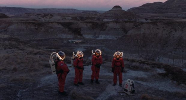 Image extraite du film Viking de Stéphane Lafleur (enterrement de l'astronaute)