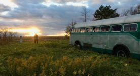Wilcox et son autobus vert face au soleil couchant dans la campagne québécoise (extrait du film de Denis Côté)