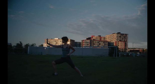 Une scène du long métrage québécois "Ailleurs la nuit" (Marianne Métivier, 2025)