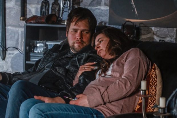 Image de Sonia Cordeau et Guillaume Cyr dans une scène du film Bungalow de Lawrence Côté-Collins