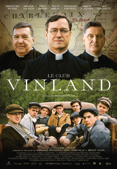 Affiche du film "Le Club Vinland" de Benoit Pilon (les visages des comédiens incarnant les trois curés et professeurs du collège surplombent le titre du film et un groupe de jeunes élèves)