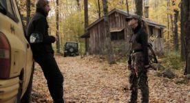 Image des comédiens Emmanuel Schwartz et Sarah-Jeanne Labrosse dans une forêt en automne