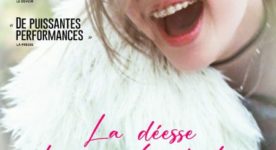 Affiche du film La déesse des mouches à feu (en gros plan, on voit une une jeune fille en manteau de fourrure blanche qui rit aux éclats)