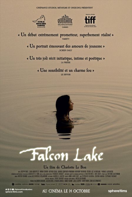 Falcon Lake - Affiche du film de Charlotte Le Bon - On y voit une jeune fille (Sara Montpetit) sortant la tête de l'eau.