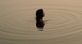 Falcon Lake - Affiche temporaire du film de Charlotte Le Bon - On y voit la tête d'une jeune fille (Sara Montpetit) sortant de l'eau.