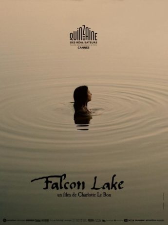 Falcon Lake - Affiche temporaire du film de Charlotte Le Bon - On y voit la tête d'une jeune fille (Sara Montpetit) sortant de l'eau.