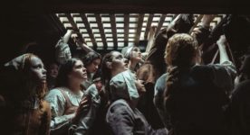 une scène tirée du drame historique "Filles du roy" réalisé par Pascal Plante (Entract Films, 2027)