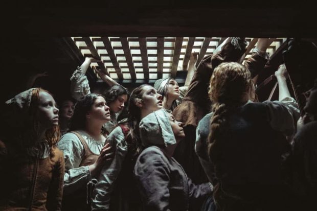 une scène tirée du drame historique "Filles du roy" réalisé par Pascal Plante (Entract Films, 2027)