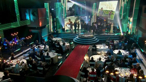 Gala 2022 - l'équipe des Oiseaux ivres sur scène pour recevoir le prix du Meilleur film