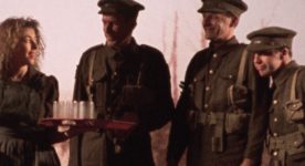 Image extraite du film "La guerre oubliée" de Richard Boutet (trois soldats parlent avec une serveuse, plateau à la main)