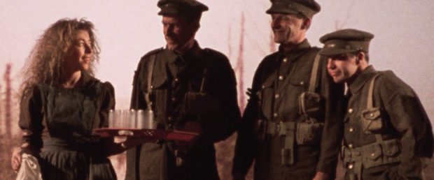 Image extraite du film "La guerre oubliée" de Richard Boutet (trois soldats parlent avec une serveuse, plateau à la main)