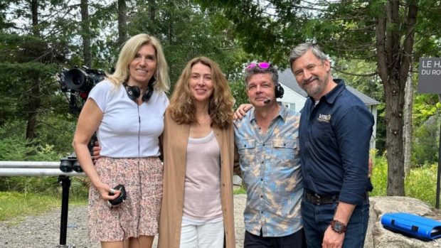 Sur le tournage du long métrage "Habiter la maison" - Sur la photo de gauche à droite : Renée Beaulieu (réalisatrice), Nathalie Cavezzali (comédienne), Serge Desrosiers (producteur et directeur photo), François Papineau (comédien).