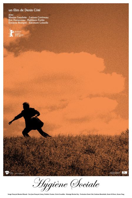 Affiche du film Hygiène sociale (sur fond sépia, un homme seul photographié de loin dans unee posture qui ressemble à la fuite)
