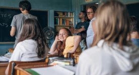 Alexane Jamieson sur le tournage de Jeune Juliette (la jeune fille est dans une salle de classe et regarde la caméra en souriant)