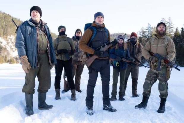 Le groupe de survivalistes dans Jusqu'au déclin de Patrice Laliberté (de g. à d. Réal Bossé, Marie-Évelyne Lessard, Guillaume Cyr, Gauillaume Laurin, Marylin Castonguay, Marc-André Grondin et Marc Beaupré - photo Bertrand Calmeau - source: Netflix)