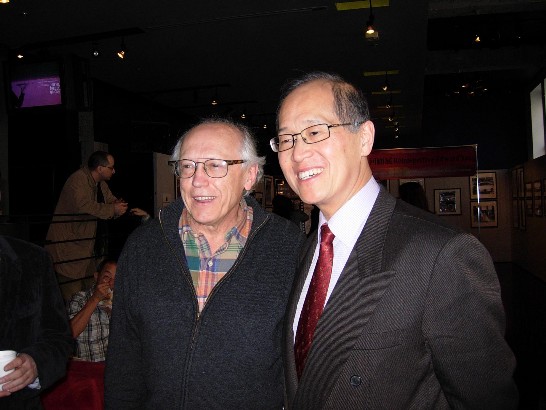 Photo de Pierre Jutras (g.) en janvier 2011, lors de la cérémonie d'ouverture de la rétrospective Edward Yang.