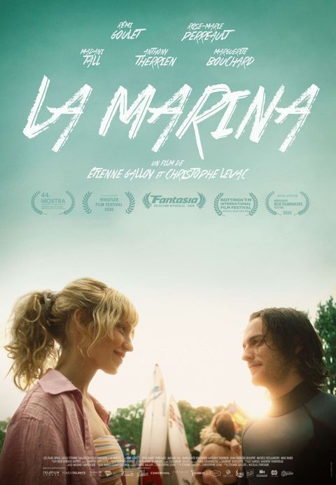 Affiche du film La Marina de Christophe Levac et Étienne Galloy - On y voit les deux comédiens principaux se faire un beau sourire avec le soleil couchant en arrière plan.