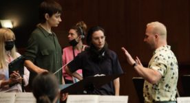 Sophie Desmarais (g.), Chloé Robichaud (c.) et Yannick Nézet-Séguin (d.) sur le tournage du film Les jours heureux de Chloé Robichaud