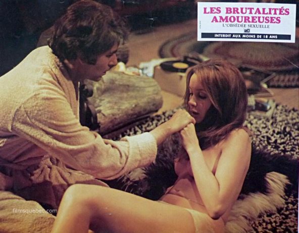 La maison des amants (#1/3) Anna Gaël et Benoit Girard sur une photo promotionnelle du film "Les brutalités amoureuses" (titre utilisé en France pour dans La maison des amants de Jean-Paul Sassy) (elle est dénudée et lui embrasse la main amoureusement)