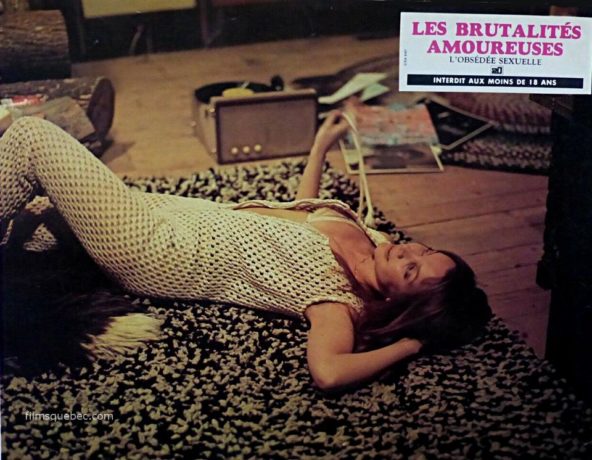 Anna Gaël sur une photo promotionnelle du film "Les brutalités amoureuses" (titre utilisé en France pour dans La maison des amants de Jean-Paul Sassy) (la comédienne est allongée lascivement sur le tapis du salon en désordre, prête à recevoir son amant)