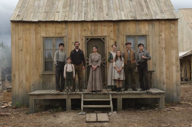 La famille Chapdelaine sur la galerie de la maison - Extrait de "Maria Chapdelaine" de Sébastien Pilote