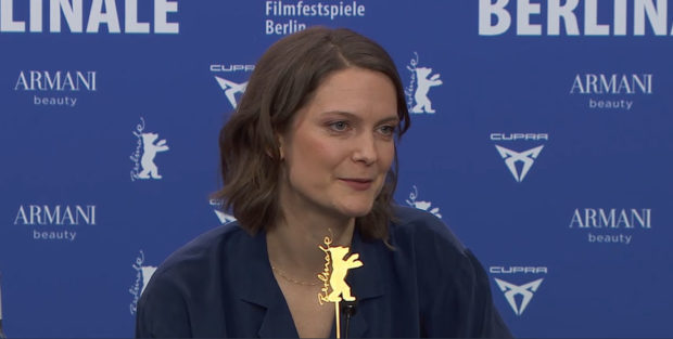 La cinéaste québécoise Geneviève Dulude-De Celles lors de la conférence de presse de Nina Roza, le 16 février 2026 (capture d'écran)