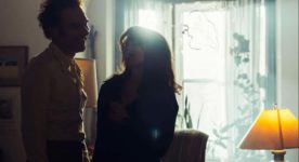 Suzanne Clément et Patrice Dubois dans une scène du film Pauline Julien : Femme pays réalisé par Anaïs Barbeau-Lavalette (Photo : Lou Scamble)