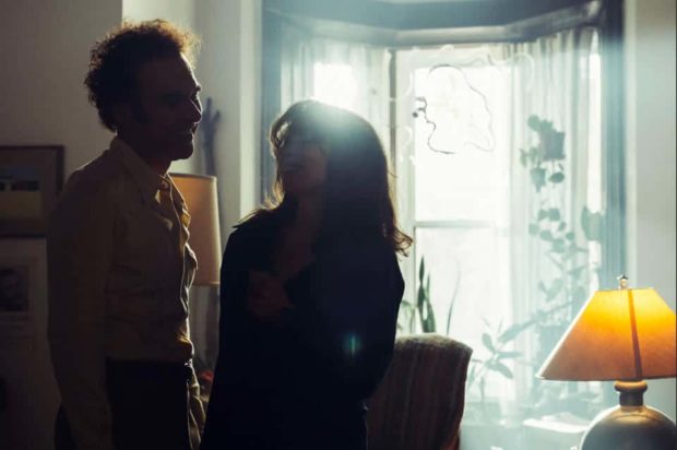 Suzanne Clément et Patrice Dubois dans une scène du film Pauline Julien : Femme pays réalisé par Anaïs Barbeau-Lavalette (Photo : Lou Scamble)