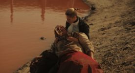 Image extraite du film Phi 1.618 de Theodore Ushev (une femme agonise dans les bras d'un homme au bord d'une rivière sombre)