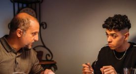 Amedamine Ouerghi (c.), Mohammed Marouazi (g.) et Houda Rihani (d.) dans une scène du film Respire d'Onur Karaman