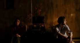 Le rêve et la radio - Extrait du film de Renaud Després-Larose et Ana Tapia Rousiouk (deux jeunes écoutent la radio dans un appartement sombre).