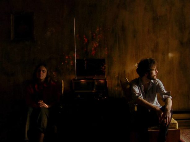 Le rêve et la radio - Extrait du film de Renaud Després-Larose et Ana Tapia Rousiouk (deux jeunes écoutent la radio dans un appartement sombre).