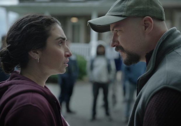 Image des comédiens Ariane Castellanos et Marc-André Grondin se faisant face dans Richelieu, de Pier-Philippe Chevigny - Sortie en salle à l'automne 2023.