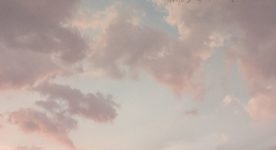 Affiche du film Rodéo de Joëlle Desjardins Paquette (sur fond de ciel ennuagé, un camion et, quelques mètres devant, les silhouettes d'un homme et d'une petite fille à ses côtés)