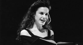 Sophie Faucher en 1992 d'une "lecture-spectacle" de la poésie des femmes du Québec au Spectrum de Montréal. Photo : Robert Mailloux
