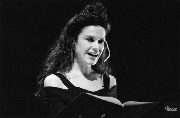 Sophie Faucher en 1992 d'une "lecture-spectacle" de la poésie des femmes du Québec au Spectrum de Montréal. Photo : Robert Mailloux