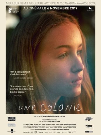 Affiche française du film Une colonie de Geneviève Dulude-De Celles (Dist. : Wayna Pitch) - Il s'agit de l'affiche québécoise retourchée avec l'insertion de deux citations et d'une bande de logos modifiée.