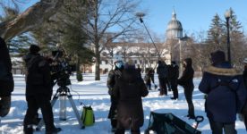 Dans la neige, l'équipe de ournage du film Une femme respectable de Bernard Émond s'affaire à préaprer une scène (Photo : Laurence Grandbois Bernard)