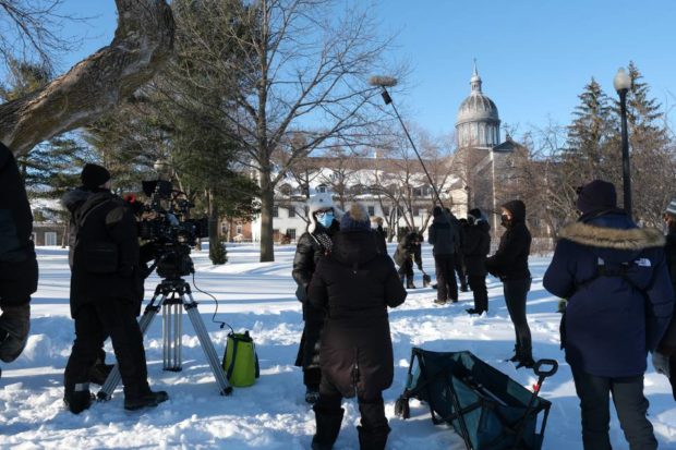 Dans la neige, l'équipe de ournage du film Une femme respectable de Bernard Émond s'affaire à préaprer une scène (Photo : Laurence Grandbois Bernard)