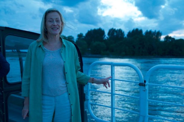 Image extraite du film "Une manière de vivre" de Micheline Lanctôt - Une femme est sur un bateau, face à la caméra.